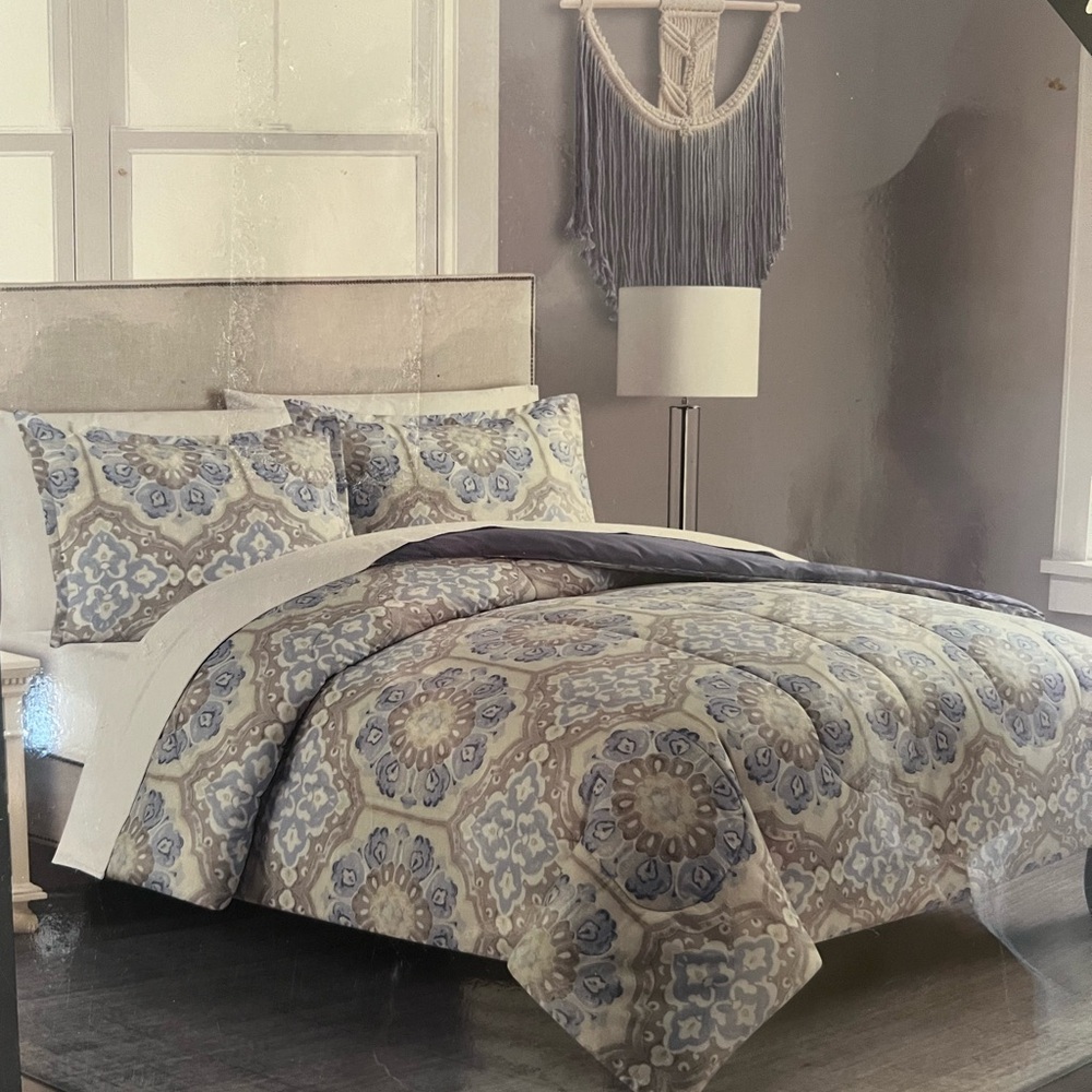 Brand new reversible 3-piece comforter set
Size: Full/ Queen